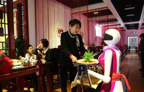 歐鎧美女機(jī)器人服務(wù)員現(xiàn)身泰城餐廳 唱歌、送菜啥都行