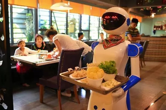 廣州餐廳機(jī)器人服務(wù)員被“炒魷魚”老板：效率低