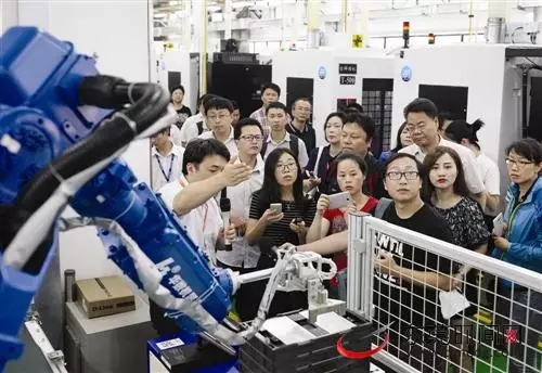 探訪莞企智能車間 機器人同時應對9種產品！