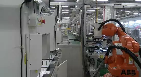 一個買一個造 兩大家電金主在機器人行業各有手法