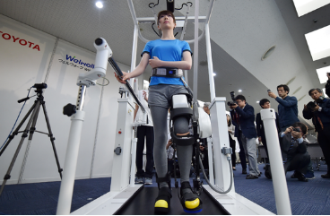 豐田開發新型機器人腿支架 幫助癱瘓病人恢復行走能力