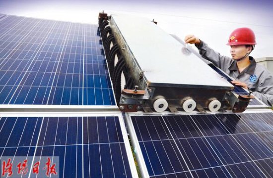 自主研發光伏組件清洗機器人誕生