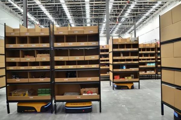 山東首家機(jī)器人倉(cāng)投入使用：50個(gè)機(jī)器人配合 現(xiàn)場(chǎng)似科幻大片
