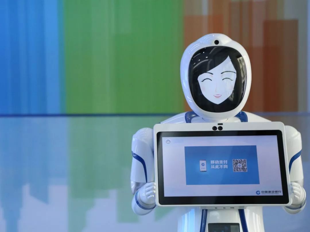 探訪全國(guó)首家“無人銀行” 機(jī)器人執(zhí)掌大局