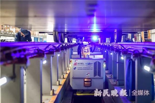 AGV+機(jī)械手 動(dòng)車組檢測(cè)機(jī)器人在上海投入使用