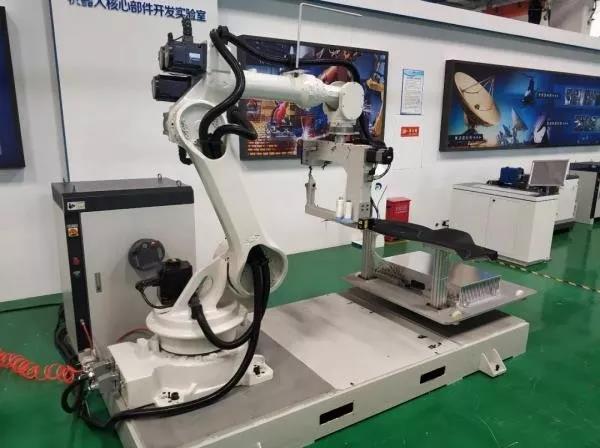 打破技術壟斷 國內(nèi)首個3D縫紉機器人研制成功