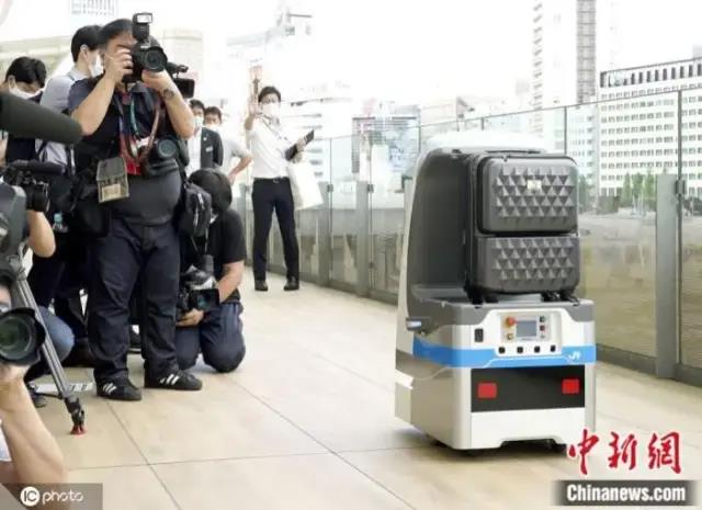日本打造“未來車站” 消毒、送餐機(jī)器人齊上崗