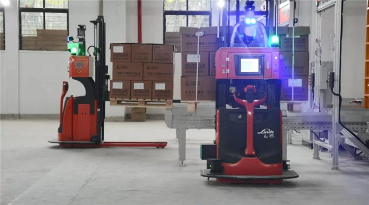 室外牽引AGV+無人叉車——全球500強(qiáng)石化工廠柔性物流方案詳解
