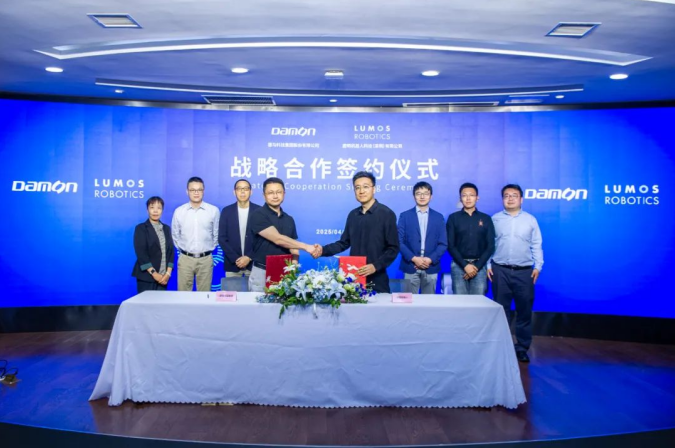 賽博格重載機器人 R01 亮相 WAIC 2025，共探高危行業 “中國方案”